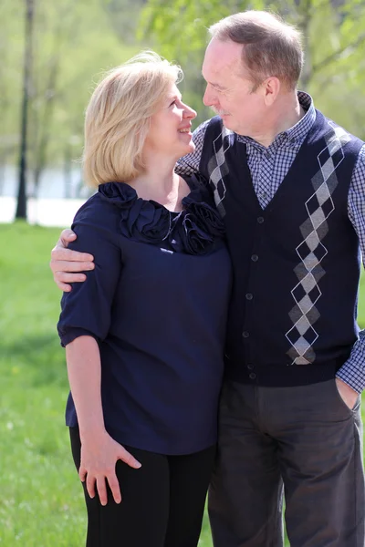 Portrait d'un couple d'âge mûr heureux à l'extérieur — Photo