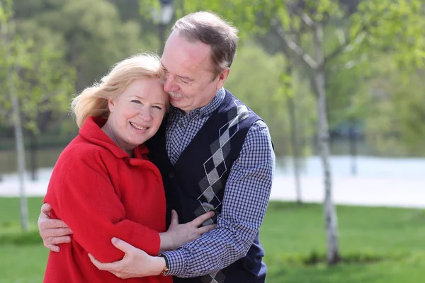 Portrait of a happy mature couple outdoors — Stock Photo, Image