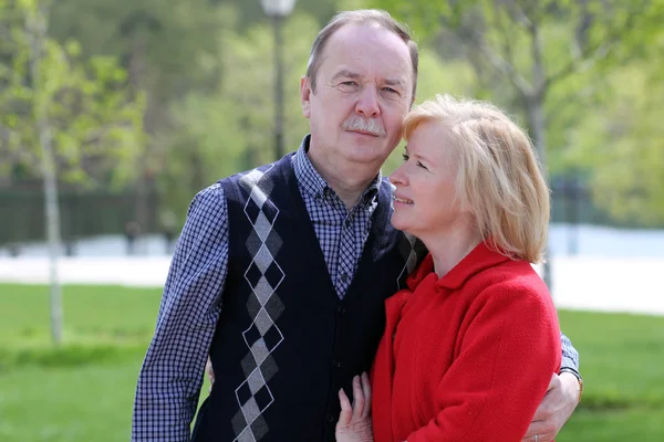 Retrato de una feliz pareja madura al aire libre —  Fotos de Stock