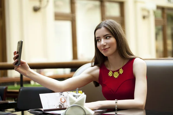 Selfie, Young beautiful girl photographed on a cell phone — Stock Photo, Image