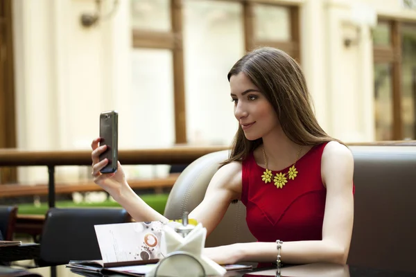 Selfie, Young beautiful girl photographed on a cell phone — Stock Photo, Image