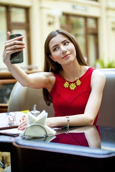Selfie, 휴대 전화에 촬영 하는 젊은 아름 다운 소녀 — 스톡 사진