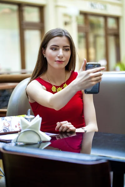 Selfie, молодий красивою дівчиною сфотографували на мобільний телефон — стокове фото