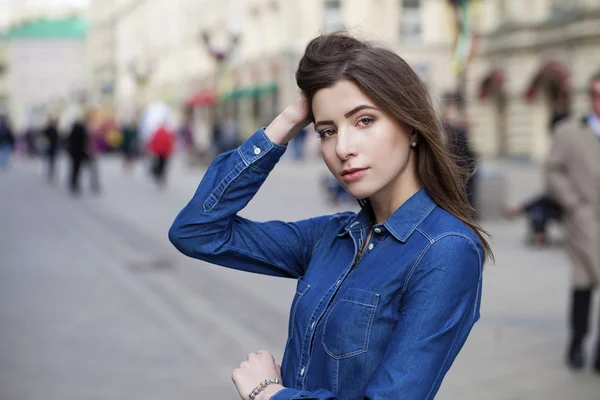 Πορτρέτο του μια όμορφη νεαρή γυναίκα σε ένα μπλε τζιν πουκάμισο για την — Φωτογραφία Αρχείου