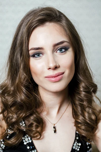 Beauty portrait of young brunette woman, isolated on gray backgr — Stock Photo, Image