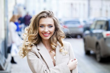 Genç, güzel sarışın kadın.