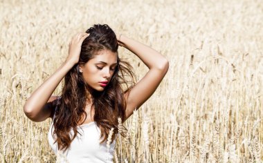 Buğday tarlasında genç bir kadın