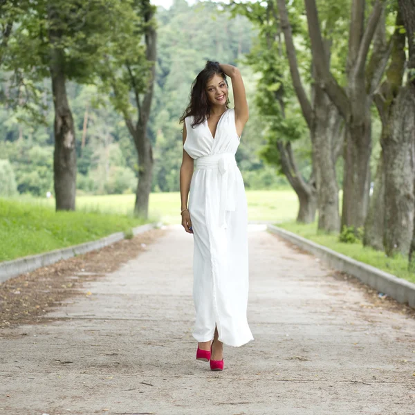 Felice giovane donna a piedi sul parco estivo — Foto Stock