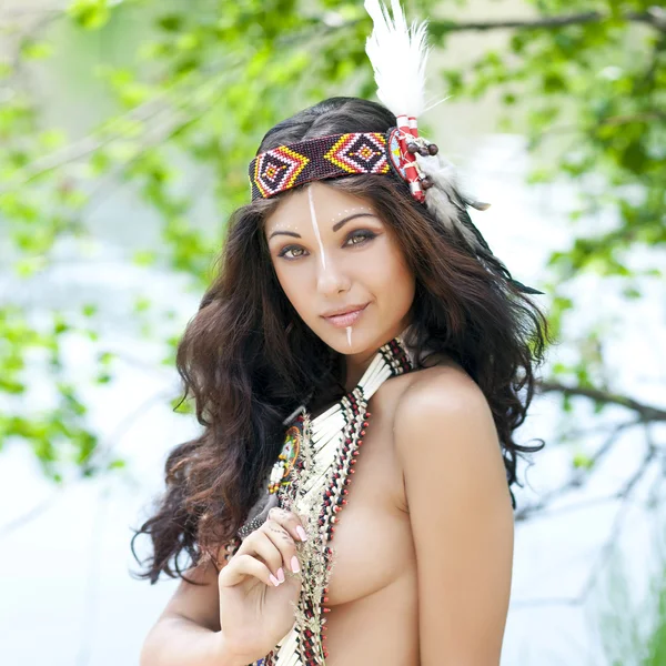 Jovem mulher em traje de índio americano — Fotografia de Stock