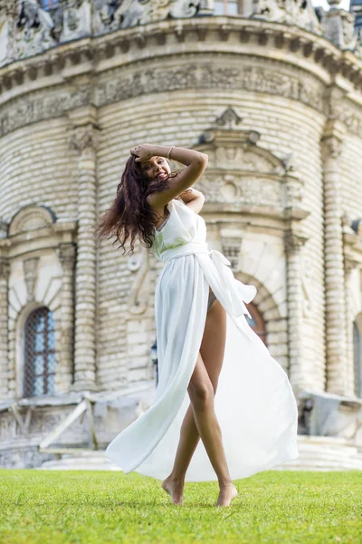 Retrato de mujer joven en vestido blanco largo — Foto de Stock