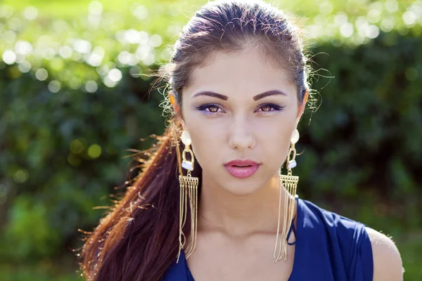 Jovem mulher bonita — Fotografia de Stock