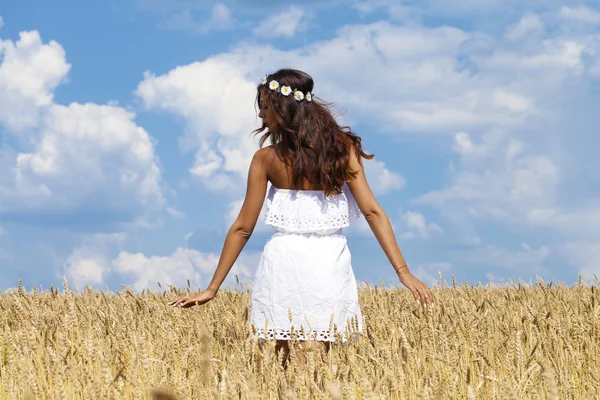 Jeune femme dans un champ de blé doré — Photo