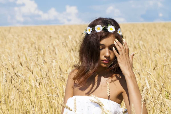 Young woman in a wheat golden field — Stock Photo, Image
