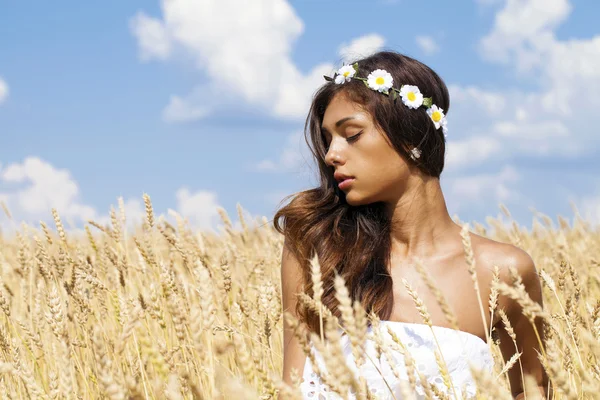 Jonge vrouw in een tarwe gouden veld — Stockfoto
