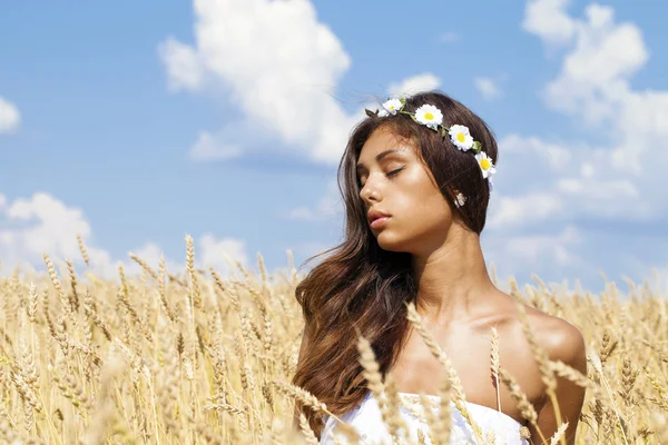 Mujer joven en un campo de trigo dorado — Foto de Stock