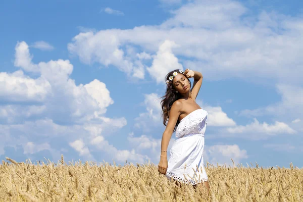 Mujer joven en un campo de trigo dorado —  Fotos de Stock