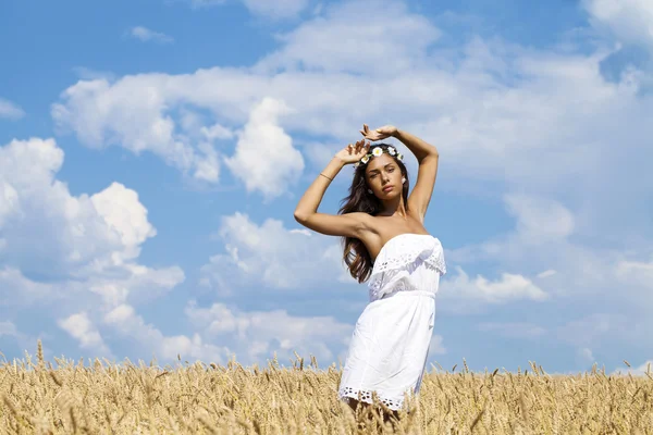 Mujer joven en un campo de trigo dorado — Foto de Stock