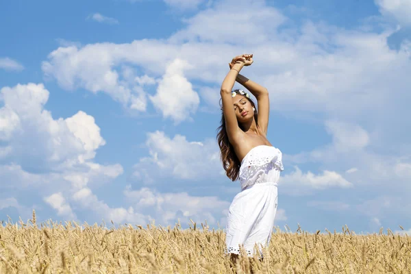 Jeune femme dans un champ de blé doré — Photo