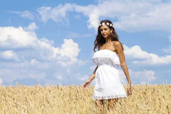 Mujer joven en un campo de trigo dorado — Foto de Stock