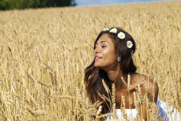 Close up portrait of a beautiful young brunette in a wheat field — Stock Photo, Image