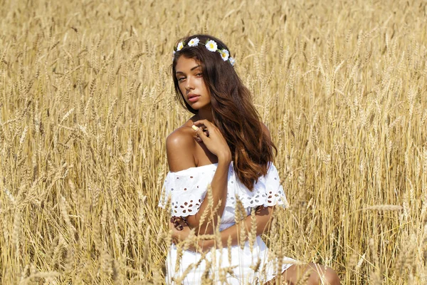 Lukk opp portrettet av en vakker ung brunette på en hveteåker – stockfoto