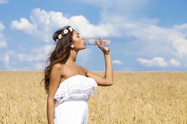 Όμορφη κοπέλα σβήνει τη δίψα — Φωτογραφία Αρχείου