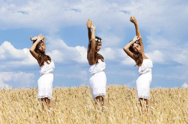 Сексуальная девушка в золотом поле пшеницы — стоковое фото