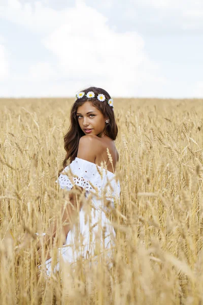 Jovem mulher em um campo dourado de trigo — Fotografia de Stock