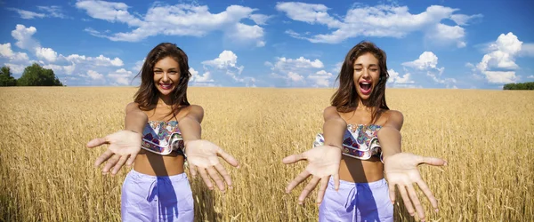 섹시 한 젊은 여자는 황금 밀밭에 파란 반바지 — 스톡 사진