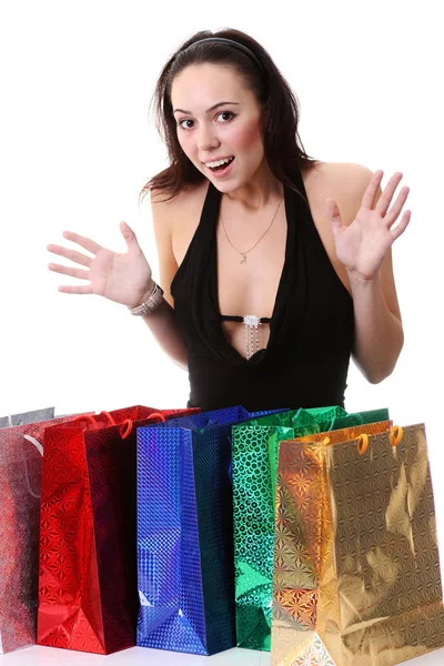 Joyeux jeune fille brune avec des sacs à provisions colorés en dr sexy — Photo