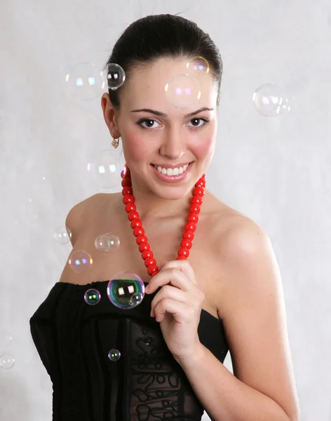 Мыльные пузыри, крупным планом портрет счастливой молодой брюнетки — стоковое фото