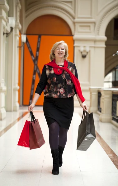 Madura feliz mujer con bolsas de compras — Foto de Stock