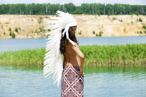 Jovem mulher em traje de índio americano, ao ar livre — Fotografia de Stock