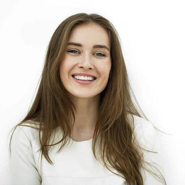 Mulher feliz bonita jovem posando contra uma parede branca — Fotografia de Stock