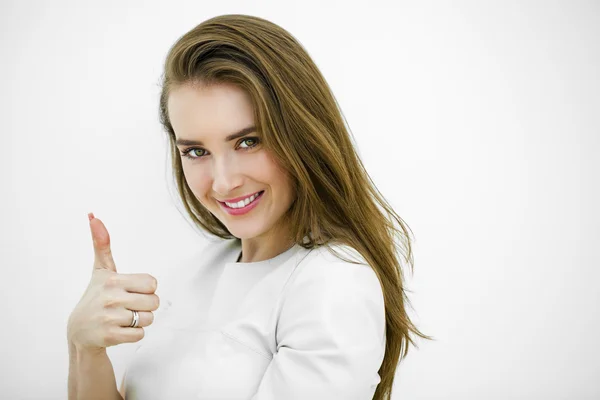 Souriant jeune belle femme en blanc vêtements décontractés, montrant — Photo