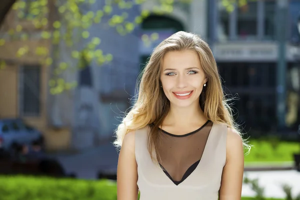 Jovem mulher bonita — Fotografia de Stock