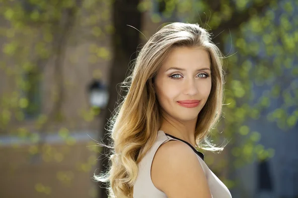 Retrato de cerca de la joven hermosa mujer rubia, en el fondo —  Fotos de Stock