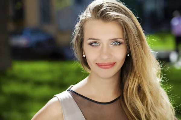 Portret close up van jonge mooie blonde vrouw, op achtergrond — Stockfoto