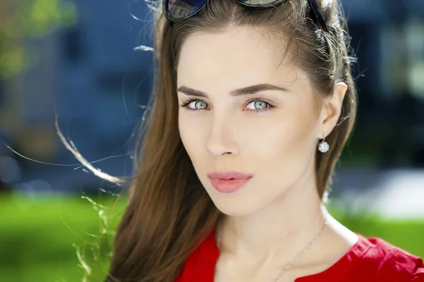 Portrait of young woman on summer street — Stock Photo, Image