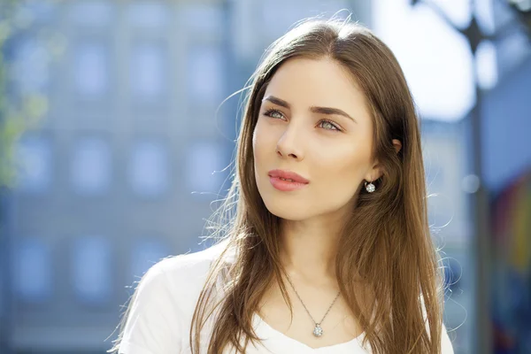 Portret van een jonge vrouw op zomer straat — Stockfoto