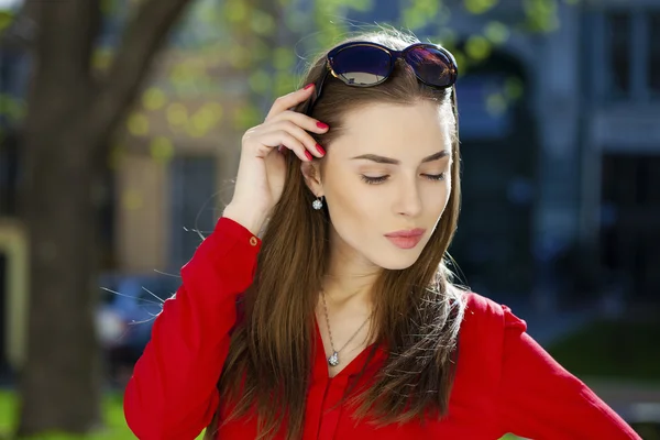 Portret van een jonge vrouw op zomer straat — Stockfoto