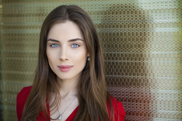 Närbild porträtt av en vacker ung flicka i röd tröja — Stockfoto