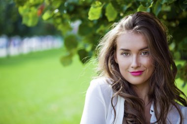 Genç güzel kadın.