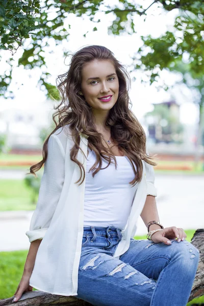 Young beautiful woman — Stock Photo, Image