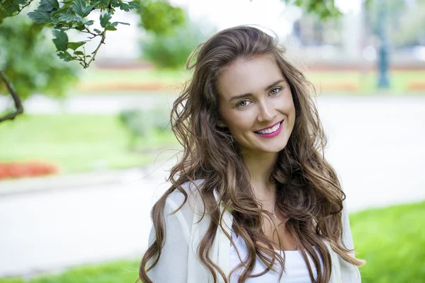 Young beautiful woman — Stock Photo, Image