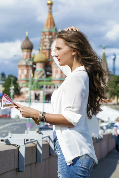 Όμορφη κοπέλα κρατώντας ένα τουριστικό χάρτη της Μόσχας, Ρωσία — Φωτογραφία Αρχείου