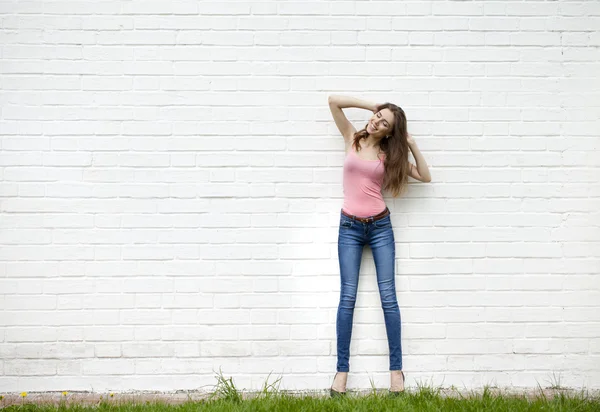 Porträtt av en vacker kvinna i blå jeans — Stockfoto