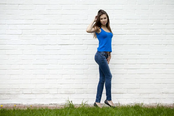 Ritratto di una bella donna in jeans blu — Foto Stock