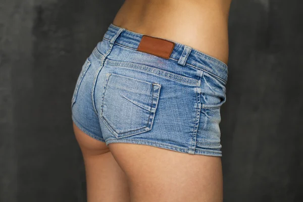 Beautiful woman body in denim jeans shorts — Stock Photo, Image