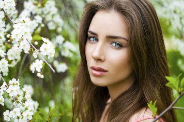 Arka plan üzerine güzel bir genç kız portresi kapatın